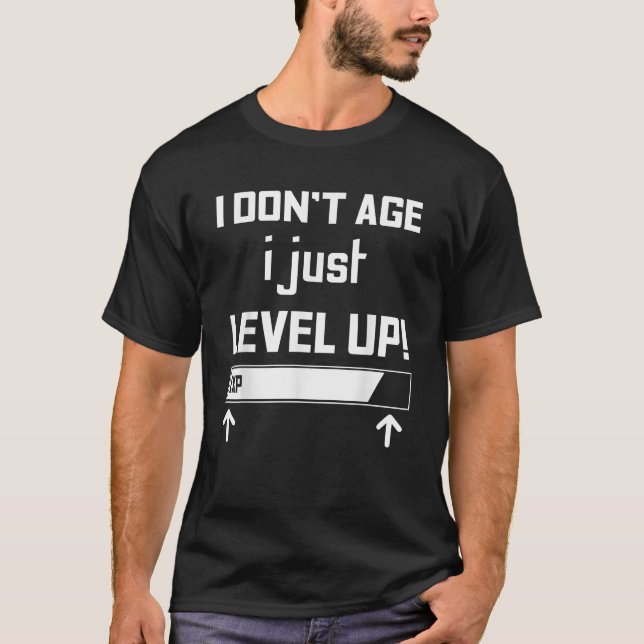 Lönsam födelsedag för spelare jag åldras inte bara t shirt (Framsida)
