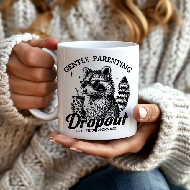 Lönsam förälder Dropout Raccoon Mor Kaffemugg (Funny mug for the sleep deprived parent.  "Gentle parenting dropout. est. This morning.")