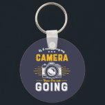 Lönsam fotografi Ingen kamera utan foto Nyckelring<br><div class="desc">Om jag inte kan ta med min kamera så går jag inte. Lönsam och humoristisk design för fotografer. Roligt citat och humor för dem som tar bilder från kärlek, medlem i klubben för fotografering. Vintage och tryckt utformning för fotografer för amatörer eller professioneller som bär kameror och linser överallt. Underbar...</div>