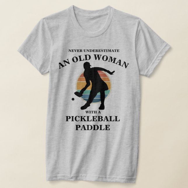 Lönsam gammal kvinnlig Pickleball Paddle Player Re T Shirt (Laydown)