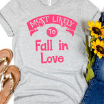 Lönsam grupp Bachelorette Mest sannolikt faller i  T Shirt<br><div class="desc">Den här konstiga t-shirt är perfekt för några bra skrattar. Den har en humoristisk och ljusartad utformning med ett meddelande om perfekt "Sannolikt att falla i kärlek". Ett superskoj som får dig att känna bra och skratta högt med en känsla av humor. Ett must-have för bachelorette-partiet och/eller bachelorette själv. En...</div>