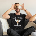 Lönsam Heliga Cannoli italiensk meddelande om Thne T Shirt<br><div class="desc">Den här roliga grafiktesten är redot som ska anpassas med ditt eget meddelande. Den innehåller slogan HELIGA CANNOLI ovanför ett exempel på en kannoli med en gloria och ängel vingar. Anpassningsbarna visas nedanför bilden. Gör din egen roliga gag-födelsedagspresent eller lägg till din egen påstående värd utropandet "Heliga Cannoli!"</div>