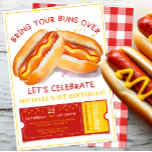 Lönsam Hett Hund Birthday-inbjudan - Kids Cookout  Inbjudningar<br><div class="desc">Få redo att ketchup med vänner och ta hand om roligten med den här konstiga hund-cookout födelsedagsfest inbjudan! Med en lekfull typografi och en leende frankfurterillustration anger inbjudan tonen för ett återfall, skratt-fyllt BBQ- eller picknickfödelsebash. Underbar för barn som kärlek mat, sommartid och roligt och lite humor på sin stora...</div>