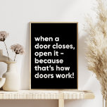 Lönsam inspirationsoffert i svartvitt poster<br><div class="desc">När en dörr stängs,  öppna den - för det är så dörrarna fungerar!</div>