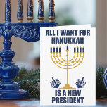 Lönsam judisk antitrumppolitisk Hanukkah Helgkort<br><div class="desc">Allt jag vill ha för Hanukkah är ett nytt presidentkort för en judisk vän. Låt oss få en ny POTUS för Chanukah. Ett roligt politiskt helgdag med blå menorah och guld.</div>