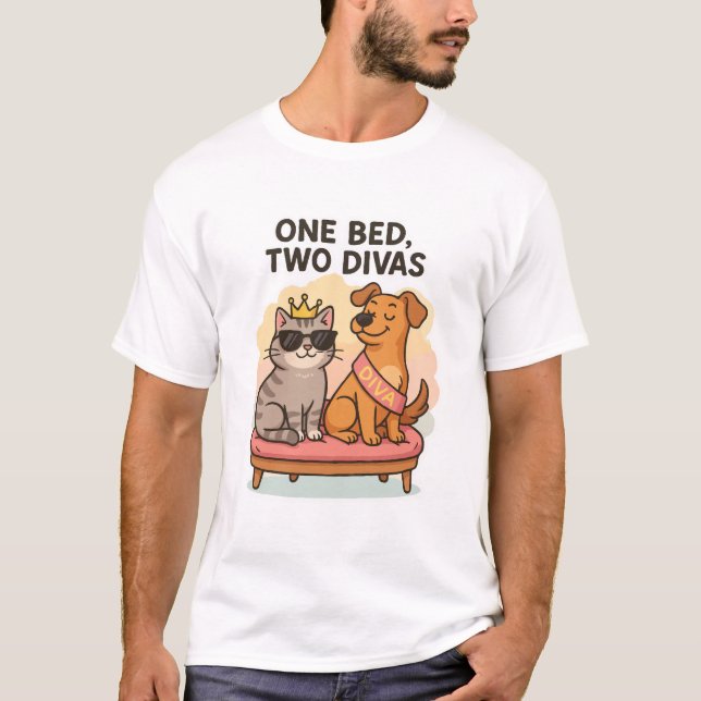 Lönsam katt och Hund T-Shirt - 1 bed, 2 Divas (Framsida)