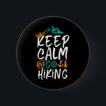 Lönsam Lugn för Behålla och Gå till Vintage Hiker  Knapp<br><div class="desc">Lönsam och humoristisk design för höft-,  kamper- och bergsklimat. Denna vintage och dessa nödlidande varor är underbara för dem som bedriver utomhusverksamhet i kärlek. Perfekt för bergsklättring,  djungeltrekking och camping. Underbar julklapp och födelsedagspresent för dem som kärlek utforskar skogens natur och spår.</div>