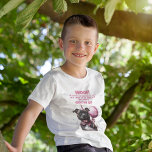 Lönsam Personlig Hund Birthday Brother T Shirt<br><div class="desc">Woof! Broder säger att det är i rolig tröja: "Någon vänder 3, hon försökte vara bra, men hon kommer inte att växa upp." Anpassade namn-textmall ingår. Den här sötboxervalpen har en brun, vit och vit jackat päls och en svart näsa, även klädd med en färgstark rosa och blå party- och...</div>