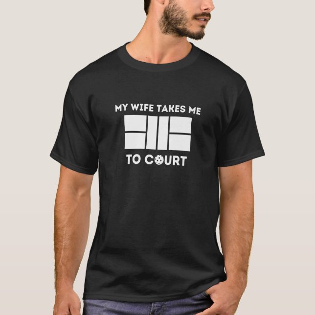 Lönsam PIckleball Shirt för manar - Min fru tar mi T (Framsida)