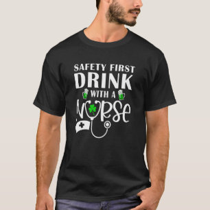 Lönsam, säker första dryck med sjuksköterska t shirt