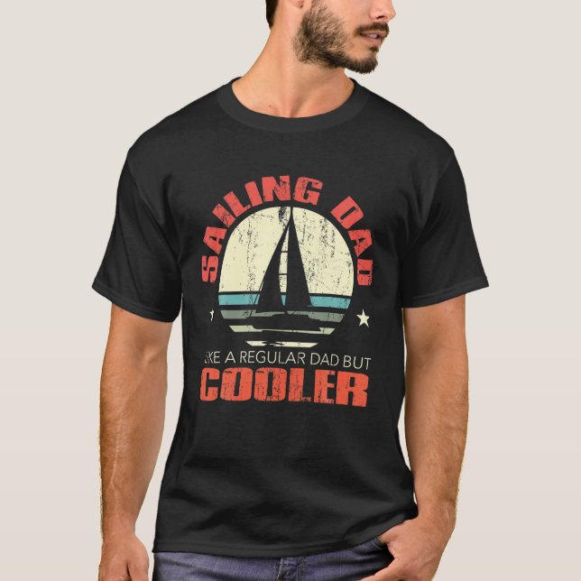 Lönsam segelbåtsassistent i Pappa för segelbåtar f T Shirt (Framsida)