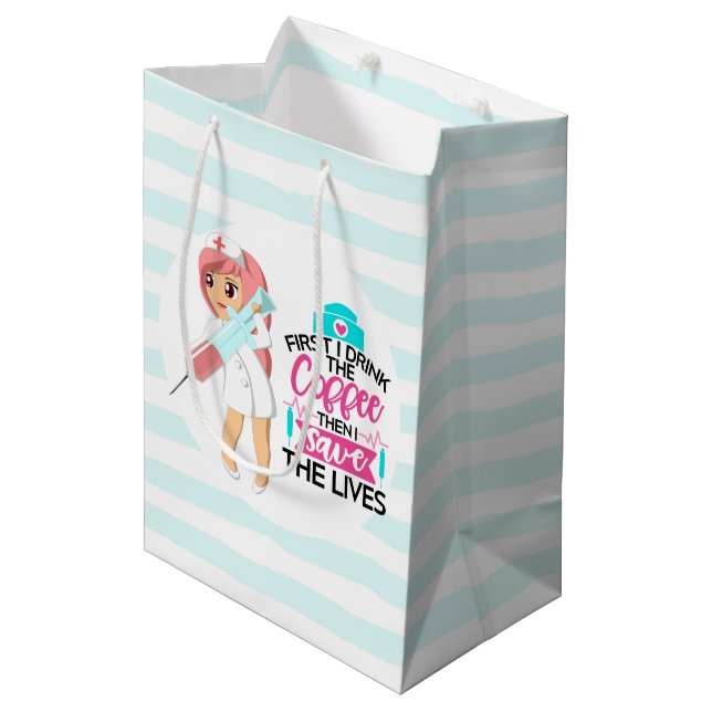 Lönsam sjuksköterska med stort Hypodermic Nål (Framsidan Vinklad)