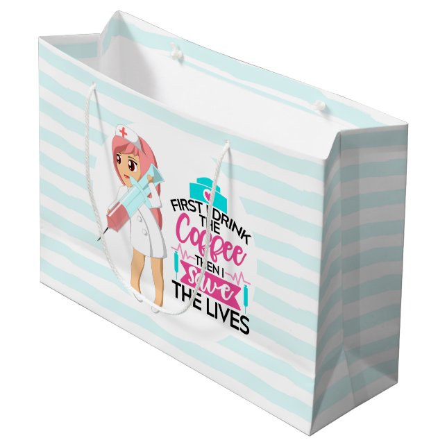 Lönsam sjuksköterska med stort Hypodermic Nål (Framsidan Vinklad)