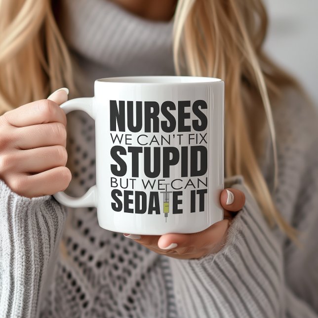 Lönsam sjuksköterska vi inte kan passa Stupid Kaffemugg (Inject personality and fun into your coffee routine with this clever and stylish mug.)