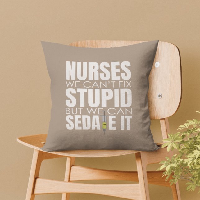 Lönsam sjuksköterska vi inte kan passa Stupid Kudde (Nurses can’t fix stupid, but we can sedate it – a perfect touch of humor for your home decor.)