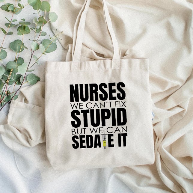 Lönsam sjuksköterska vi inte kan passa Stupid Tygkasse (Brighten up your day with this tote bag that adds a fun touch of humor to your everyday essentials!)