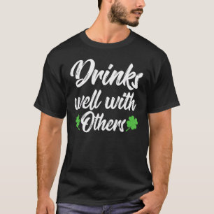 Lönsam St patricks day som dricker dryck bra med O T Shirt