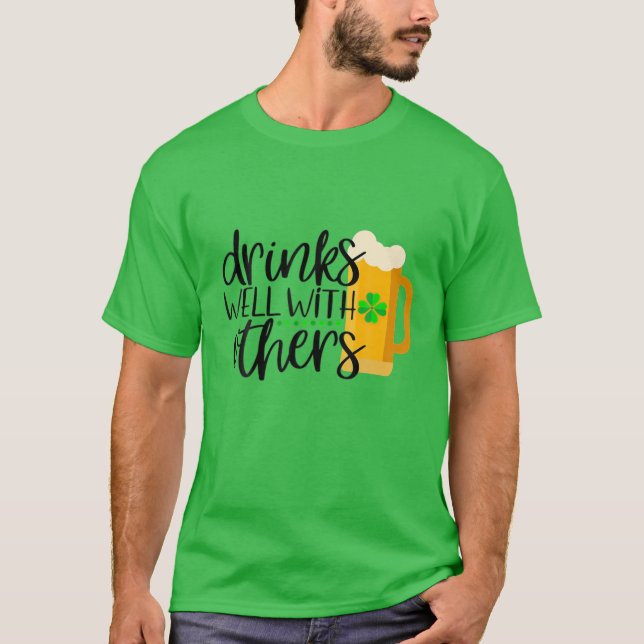 Lönsam St patricks day som dricker dryck bra med O T Shirt (Framsida)