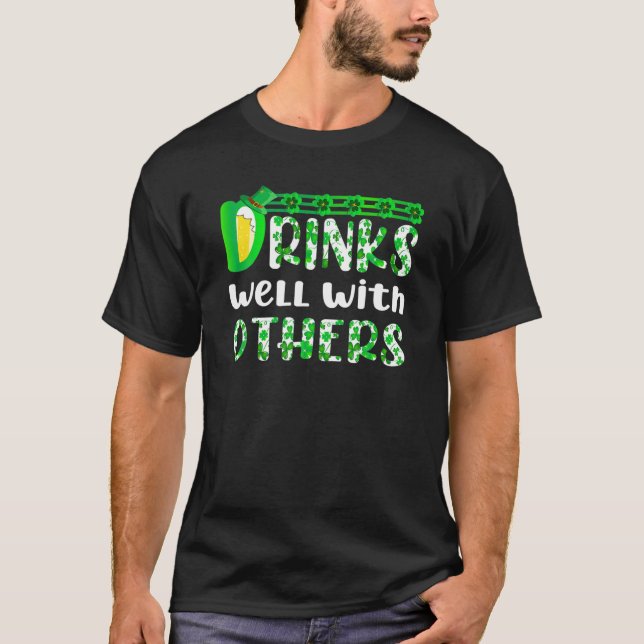 Lönsam St patricks day som dricker dryck bra med O T Shirt (Framsida)
