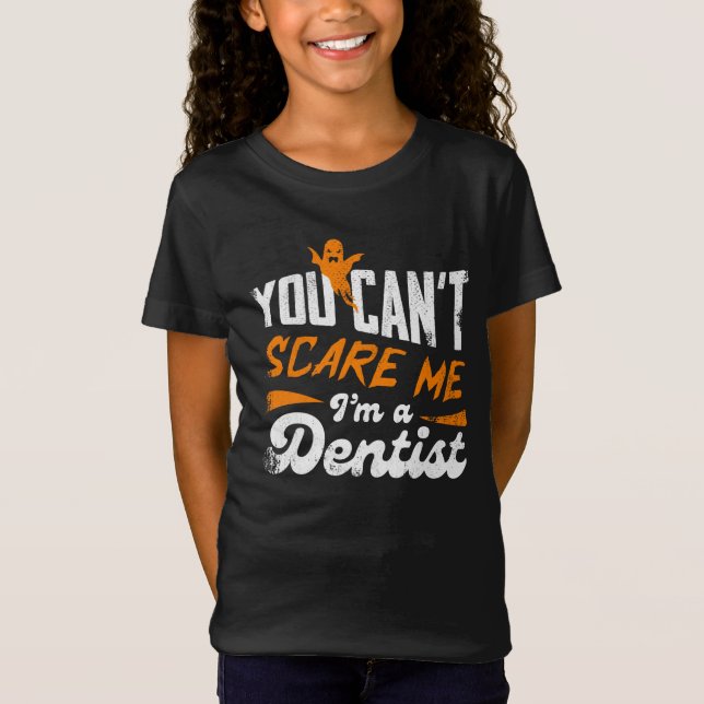 Lönsam tandläkare 🦷 Inget Skrämmer mig | Dentist  T Shirt (Framsida)