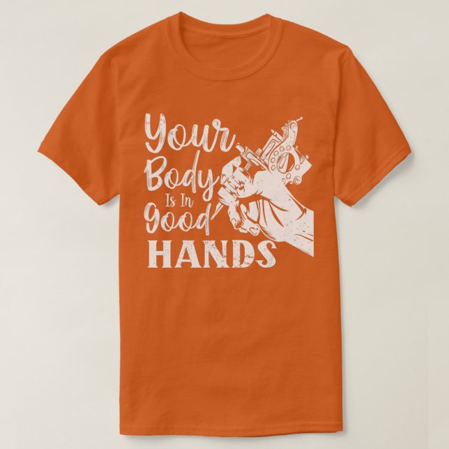 Lönsam Tattoartist din kropp är i Bra Händer T Shirt (Design framsida)