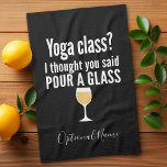 Lönsam Vin-citat - Yoga-klass? Pour a Glass Kökshandduk<br><div class="desc">Yoga Class - jag trodde att du sa hälla ett glas - Lite drickande humor som du kan skicka vidare till dina vin-vänliga flickvänner. Låt dem skratta med den här humoristiska gag-presenten eller den vita elefanten. Jag försökte fly,  men jag spill min vin.</div>