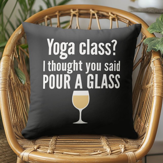 Lönsam Vin-citat - Yoga-klass? Pour a Glass Kudde (Funny Wine Pillow)