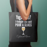 Lönsam Vin-citat - Yoga-klass? Pour a Glass Tygkasse<br><div class="desc">Yoga Class - jag trodde att du sa hälla ett glas - Lite drickande humor som du kan skicka vidare till dina vin-vänliga flickvänner. Låt dem skratta med den här humoristiska gag-presenten eller den vita elefanten. Jag försökte fly,  men jag spill min vin.</div>