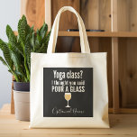 Lönsam Vin-citat - Yoga-klass? Pour a Glass Tygkasse<br><div class="desc">Yoga Class - jag trodde att du sa hälla ett glas - Lite drickande humor som du kan skicka vidare till dina vin-vänliga flickvänner. Låt dem skratta med den här humoristiska gag-presenten eller den vita elefanten. Jag försökte fly,  men jag spill min vin.</div>