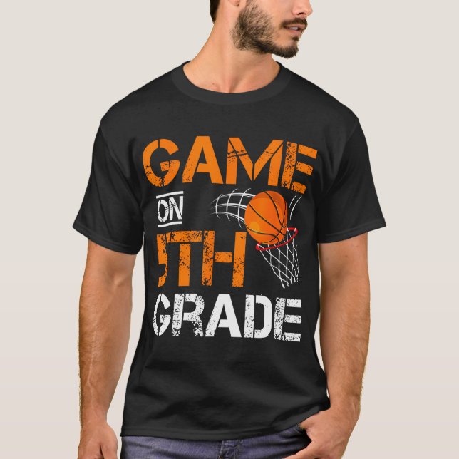 Lönsamma spel på femte Klass-basketbollen första d T Shirt (Framsida)