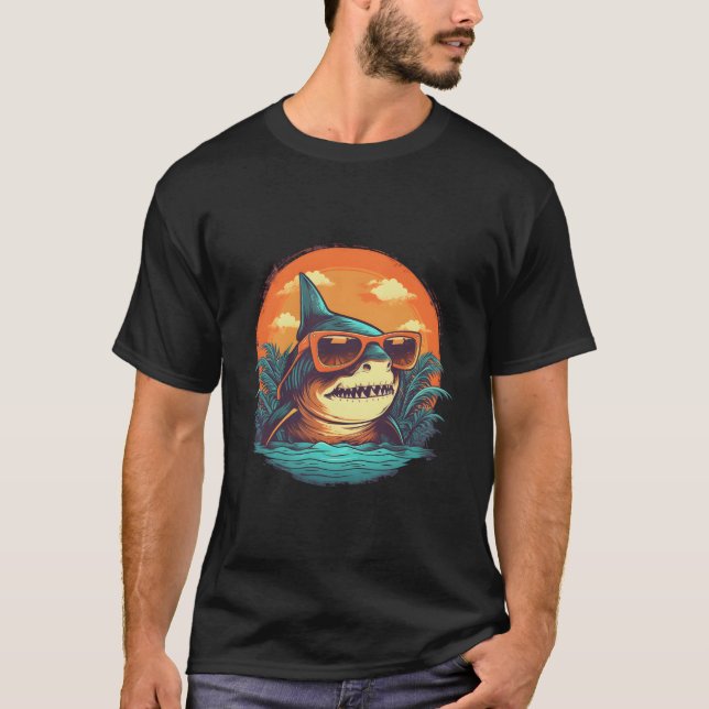 Looking Shark With Sunglasses T Shirt (Framsida)