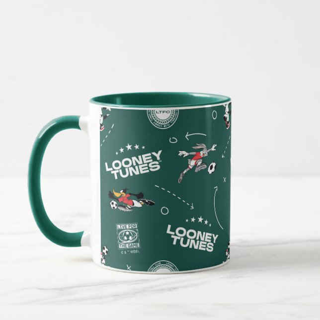 LOONEY TUNES™ Soccer Playbook Pattern Mugg (Vänster)
