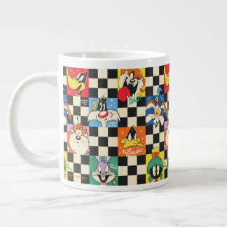 LOONEY TUNES™-tecken på Black & White Checker Jumbo Mugg