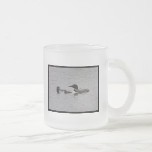 Loonfamiljen fångar öringar Frostad glas mugg
