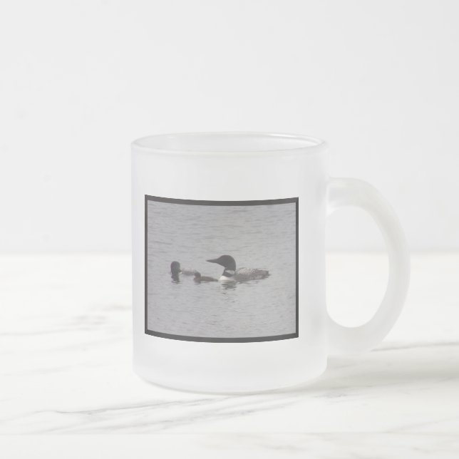 Loonfamiljen fångar öringar Frostad glas mugg (Höger)