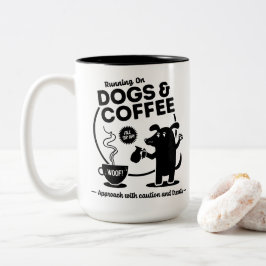 Löpa på hundar och kaffe 15 oz. Två-Tonad mugg