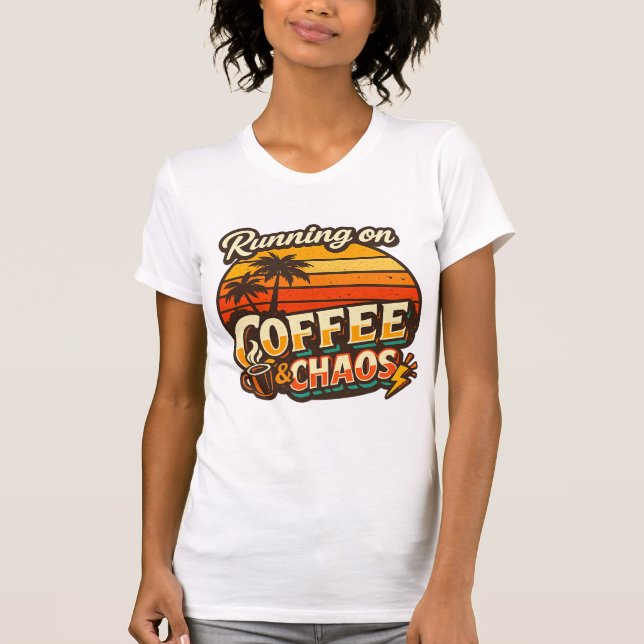 Löpar på Kaffe & Kaos Roligt Citat T-Shirt (Framsida)