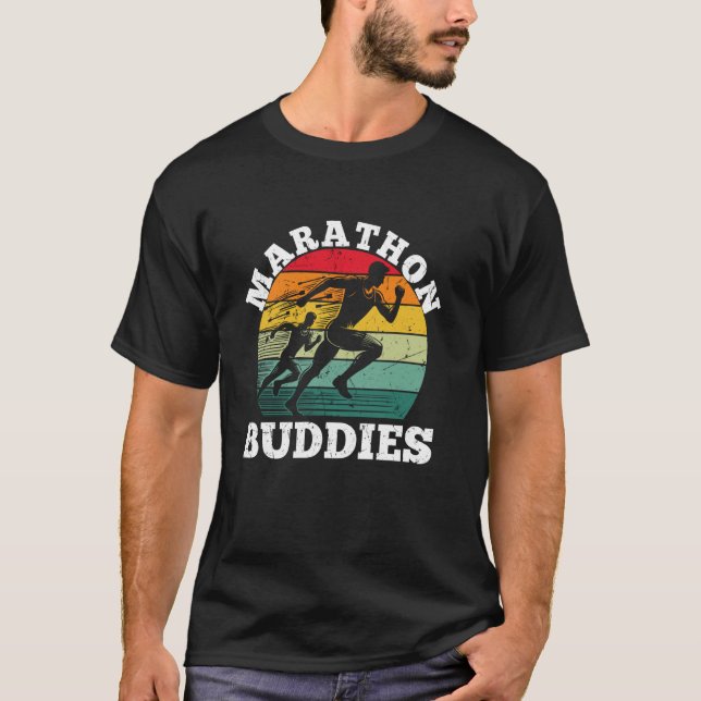 Löpare MARATHONVÄNNER Löpning Rolig Maraton T Shirt (Framsida)