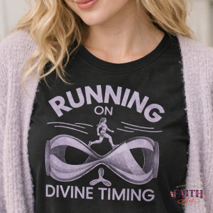 Löpartröja med texten Running on Divine Timing Chr T Shirt