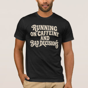 Löper på Koffein och Dåliga Beslut Retro Kaffe T Shirt