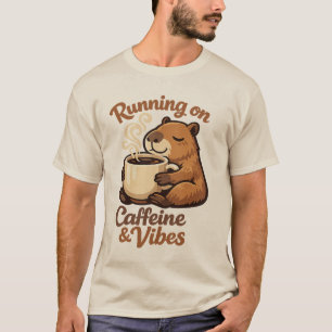 Löpning på Kaffe & Vibrationer Capybara Kaffeälska T Shirt