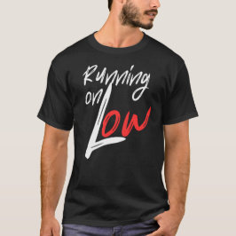 Löpning på låg daglig energicitatsdesign t shirt