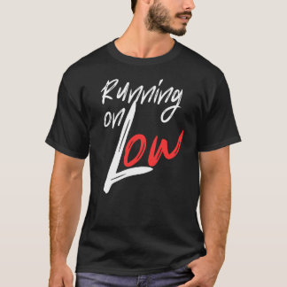 Löpning på låg daglig energicitatsdesign t shirt