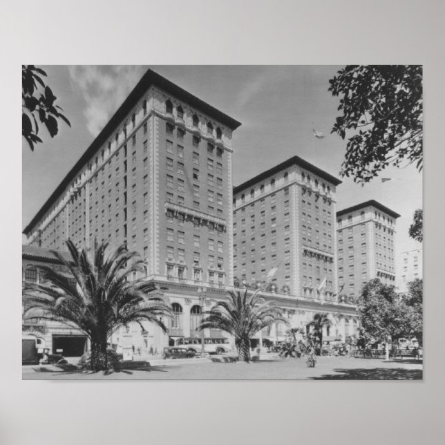 Los Angeles, CA View of Biltmore Hotel and Stree Poster (Framsidan)