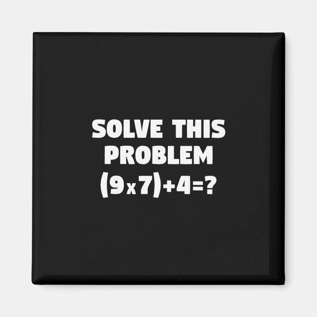 Lös detta problem (9x7)+4=67 Rolig elementär matem Magnet (Framsidan)