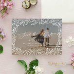 Lös minimal modern kalligrafifoto, tvåsidig spara datumet<br><div class="desc">Den här eleganten sparar datumen med modern typografi med en handdragen löv ram. Det finns en genomskinlig övertäckning av fotot för att markera texten och teckningen för att fastställa detta utseende. Om du vill anpassa verktygen ytterligare användor du det redigerande.</div>