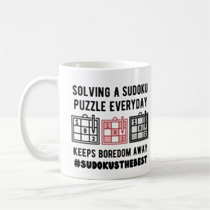 Lösning av ett sudoku-pussel varje dag kaffemugg