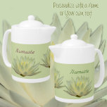 Lotus Blommigt Waterlily Botanical Pastel Grönt<br><div class="desc">Med en pastellgult och grönt lotus läggs den här chicens fotomässiga tekanna till. Det här är en vacker serene- och lugn blommigt som är vattentät och inspirerad av Zen. Texten kan vara personlig med en Namn eller en egen text. Detta är den ursprungliga botaniska blomsterfotografin av JLW_Photography.</div>