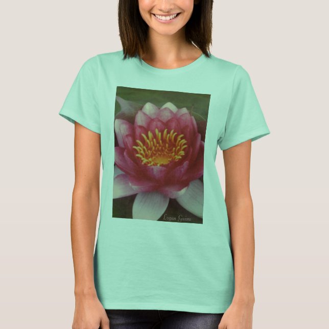 Lotus Comes från lera - Logan Guinn T Shirt (Framsida)