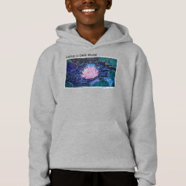 Lotus i mörkt vatten t shirt